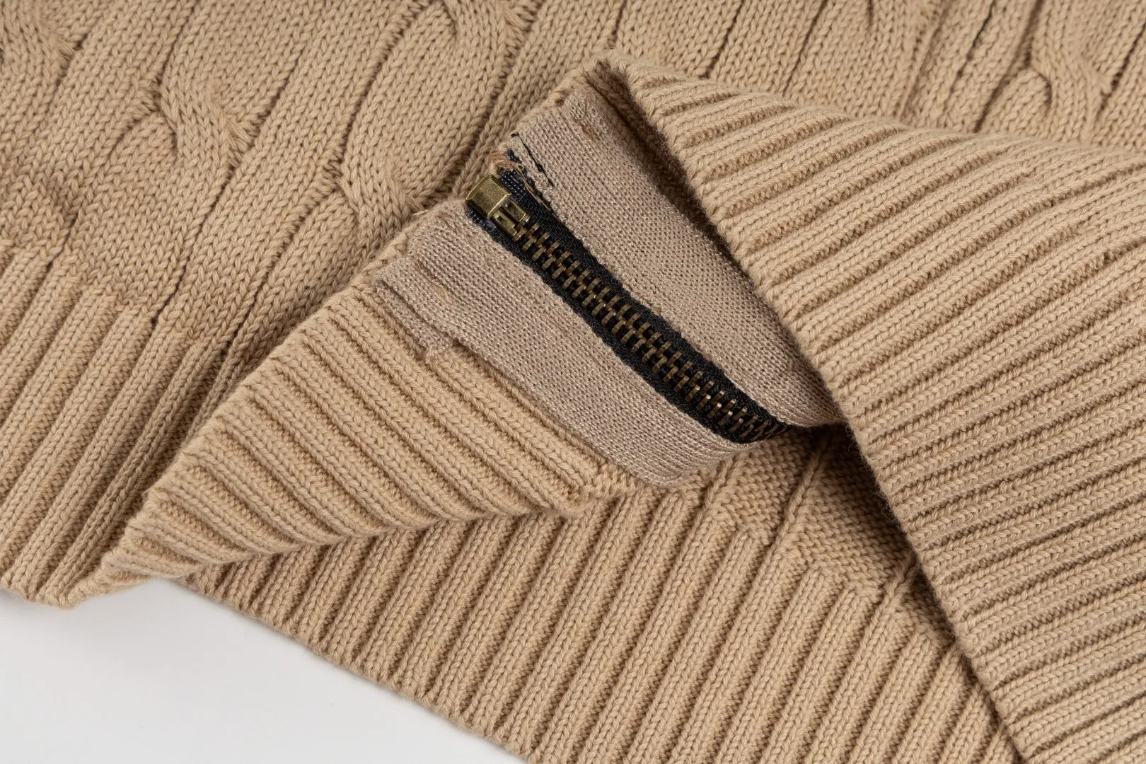 P260 #R98 RALPH LAUREN Ralph Lauren nine-color classic small label embroidery logo full zipper knitted cable cardigan sweater, high-density LOGO embroidery on the chest, original customization of tag accessories. Made of pure cotton yarn, pure cotton is skin-friendly and comfortable, small label war horse embroidered twist zipper cardigan sweater 🐎 high quality, follow the blogger to learn how to wear it! Let’s buy a Ralph Lauren cable sweater. It’s a super hard-to-find series after it became popular. It’s hard to find one on the official website. It’s simple and practical to wear, with a lazy and loose feel. The thickened fabric has more texture, feels soft and delicate, and has a loose fit. Whether worn alone or layered, you can wear different styles of fashion with just one piece!   Size：XS S M L